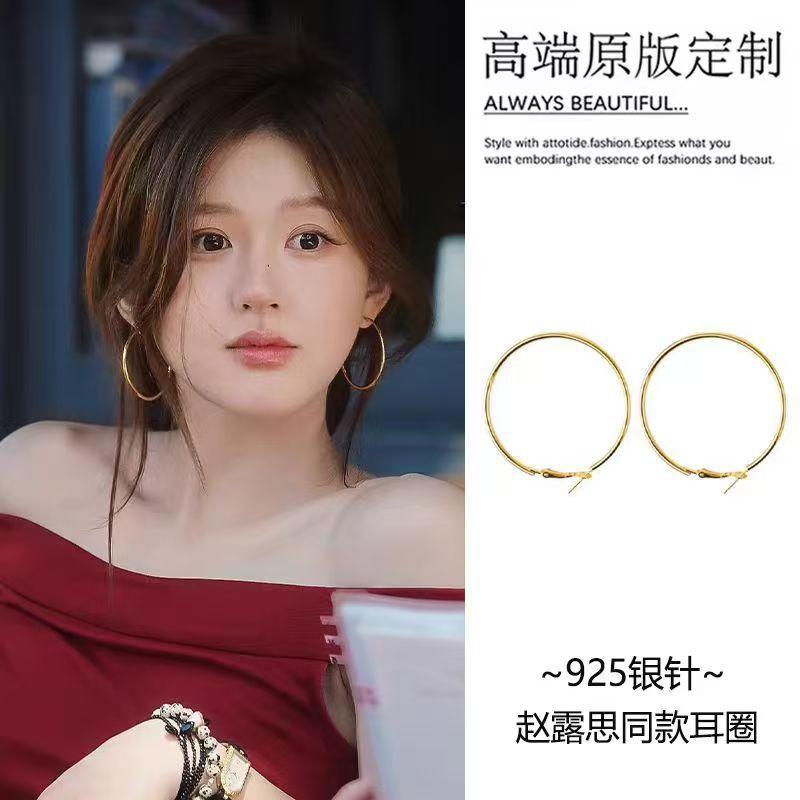 Xu I Dazzling Zhao Ruth Twisted Circle Earrings Simple Earrings Niche Design Earrings
Xu I Dazzling Zhao Ruth Twisted Circle Earrings Simple Earrings Niche Design Earrings
