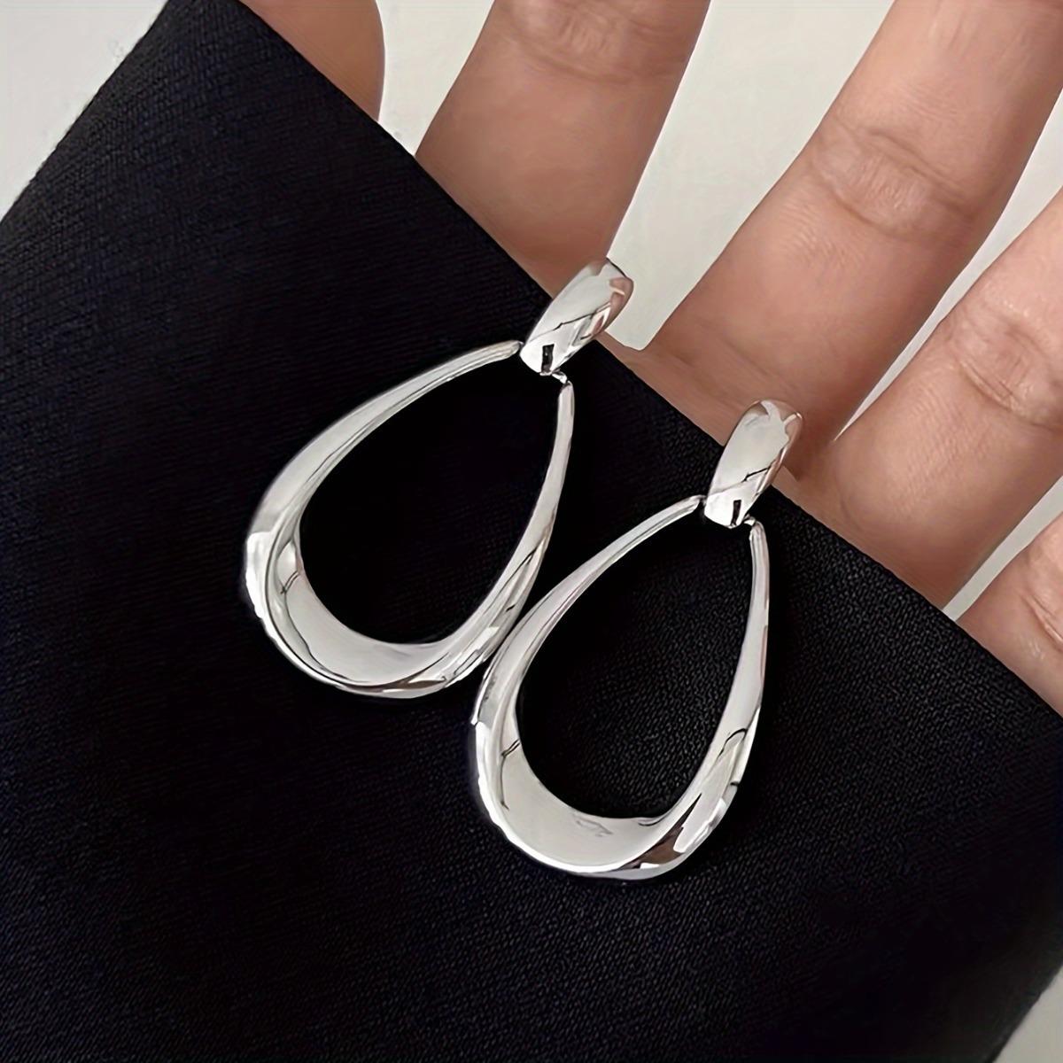Design advanced sense hollow water drop simple stud earrings temperament earrings light luxury earrings срібний
Design advanced sense hollow water drop simple stud earrings temperament earrings light luxury earrings срібний