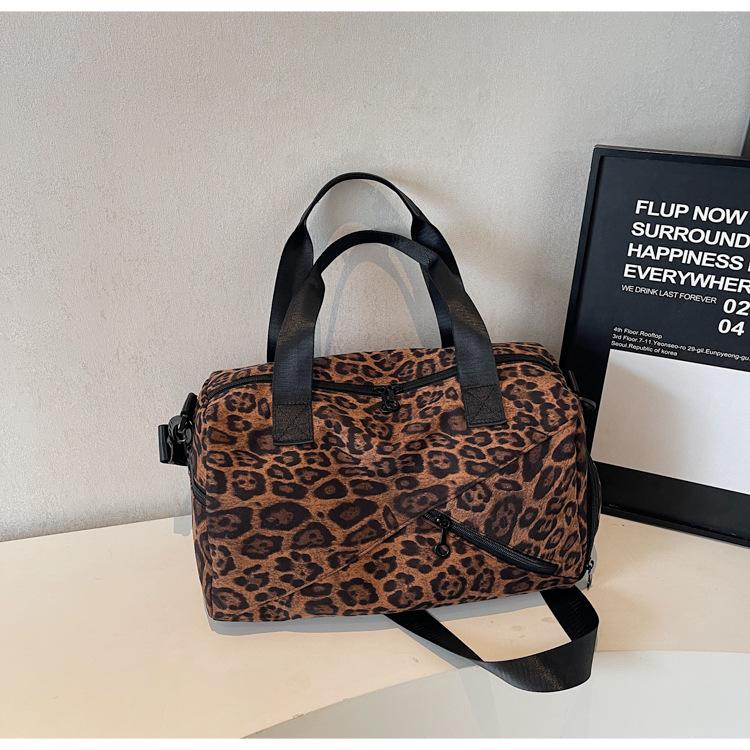 Casual commuting large capacity leopard print bag women s 2025 new fashion foreign style shoulder bag personalized ins tote bag цветной печати леопарда
Casual commuting large capacity leopard print bag women s 2025 new fashion foreign style shoulder bag personalized ins tote bag цветной печати леопарда