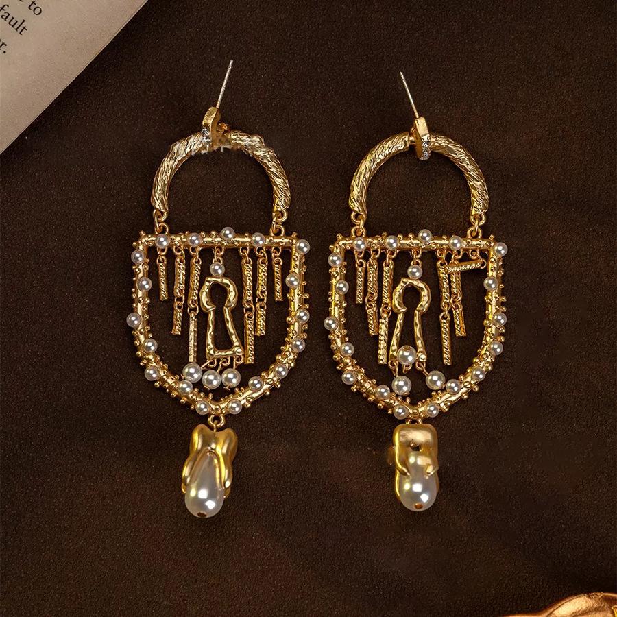 Diamond keyhole pearl fringed earrings medieval vintage light luxury earrings temperament personalized earrings women
Diamond keyhole pearl fringed earrings medieval vintage light luxury earrings temperament personalized earrings women