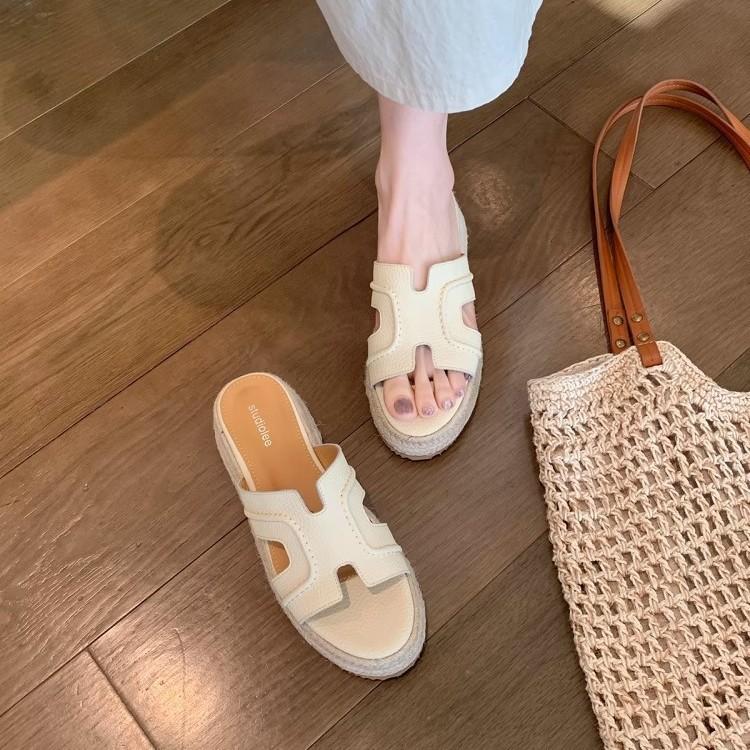 The new leather model has a height increase of 6cm~ Ruth s retro width has a word height increase, and the slope heel cool slippers are women s. 35
The new leather model has a height increase of 6cm~ Ruth s retro width has a word height increase, and the slope heel cool slippers are women s. 35