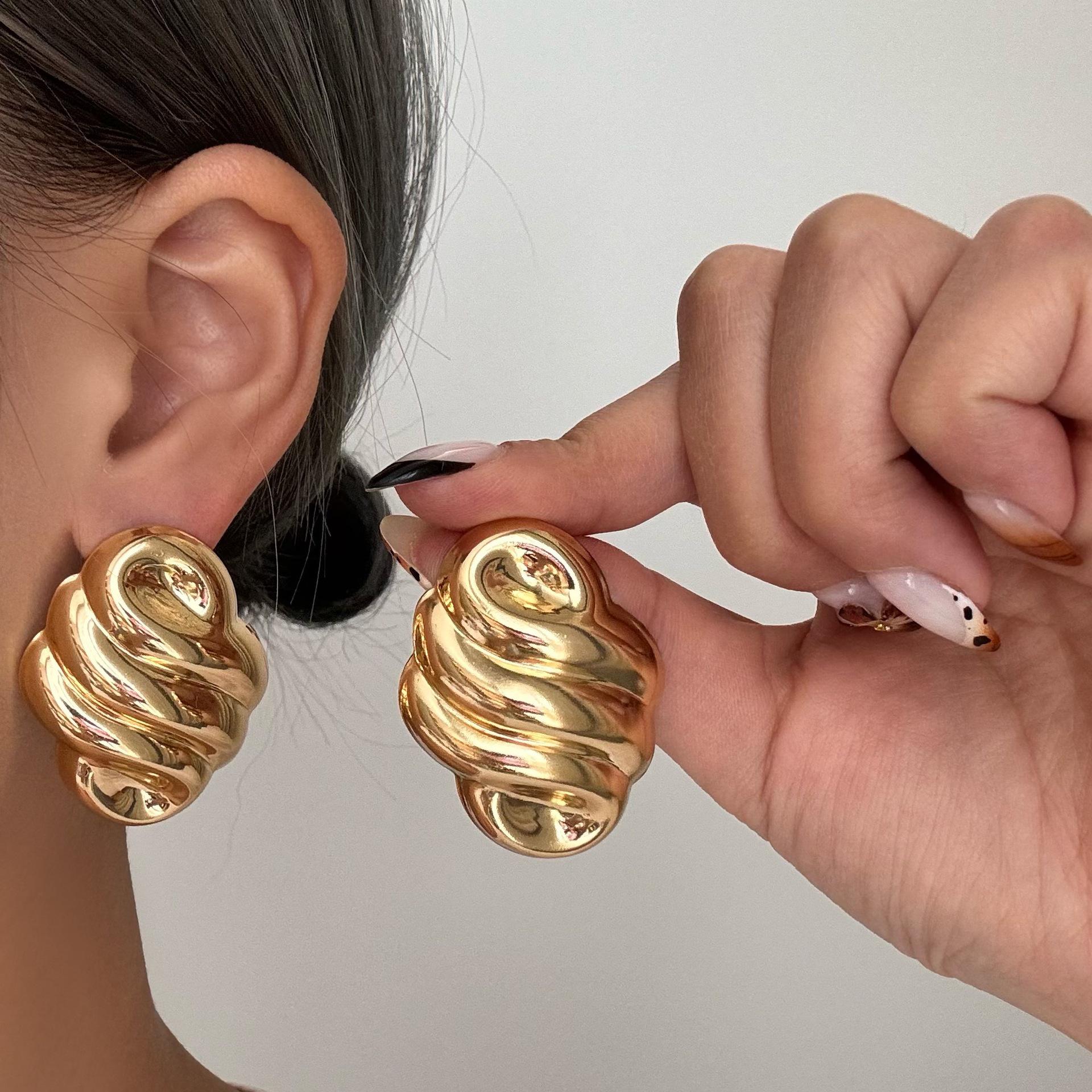 Exaggerated Bread-Shaped Statement Earrings for Women: Trendy Street Style
Exaggerated Bread-Shaped Statement Earrings for Women: Trendy Street Style
