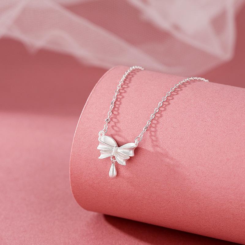 Ожерелье с бантом и каплями воды, легкое и роскошное на ощупь, высококлассный дизайн, свежая и милая цепочка на ключицу
Ожерелье с бантом и каплями воды, легкое и роскошное на ощупь, высококлассный дизайн, свежая и милая цепочка на ключицу