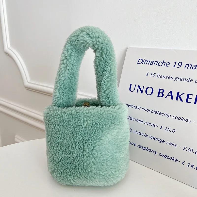 Faux Lamb Wool Women s Small Bucket Bags Winter Fashion Ladies Plush Shoulder Crossbody Bag Soft Furry Purse Female Handbags
Faux Lamb Wool Women s Small Bucket Bags Winter Fashion Ladies Plush Shoulder Crossbody Bag Soft Furry Purse Female Handbags