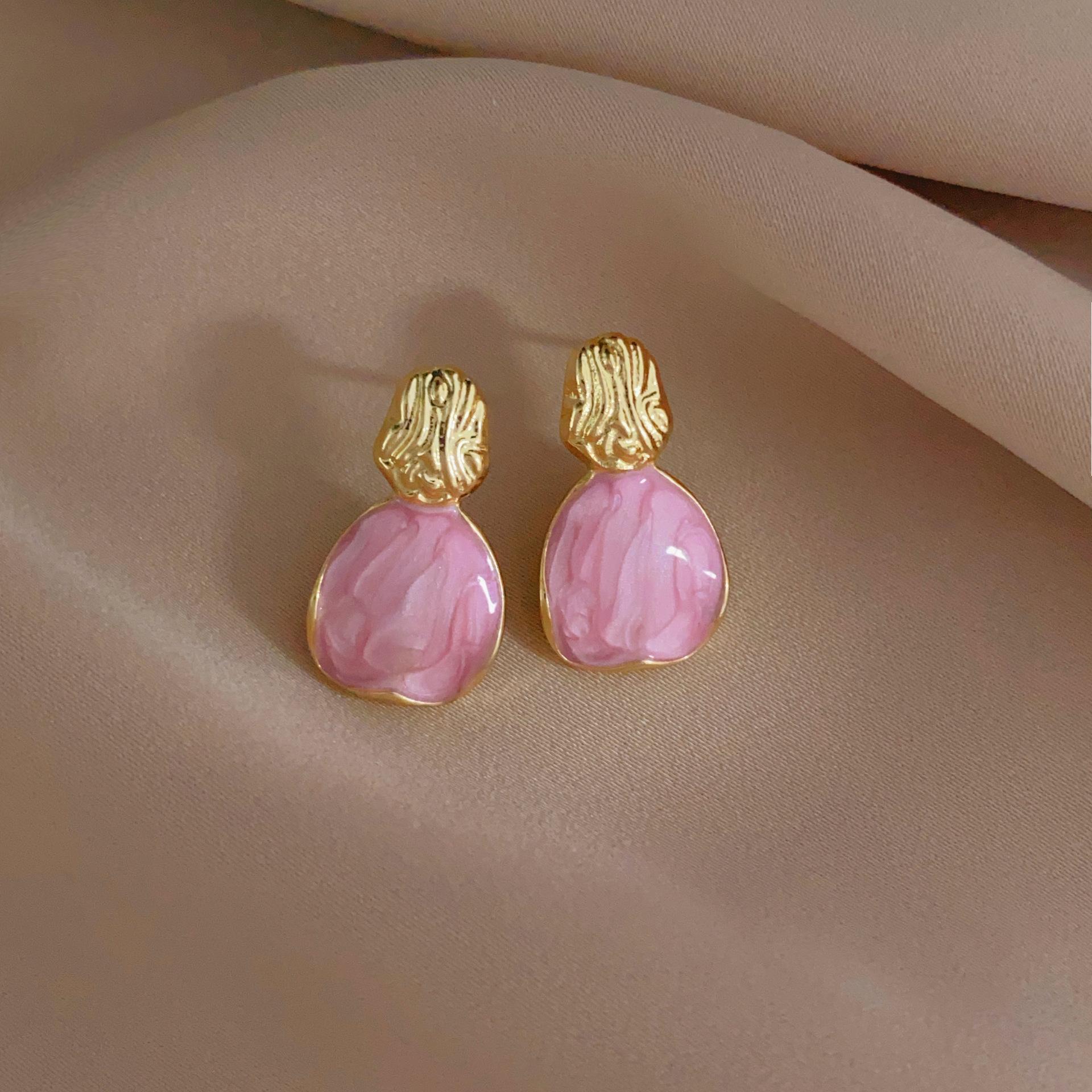 Vintage Style Clip On Earrings Lightweight Comfortable Metal Alloy Material Elegant Design Suitable for Various Occasions and Daily Wear One Size
Vintage Style Clip On Earrings Lightweight Comfortable Metal Alloy Material Elegant Design Suitable for Various Occasions and Daily Wear One Size