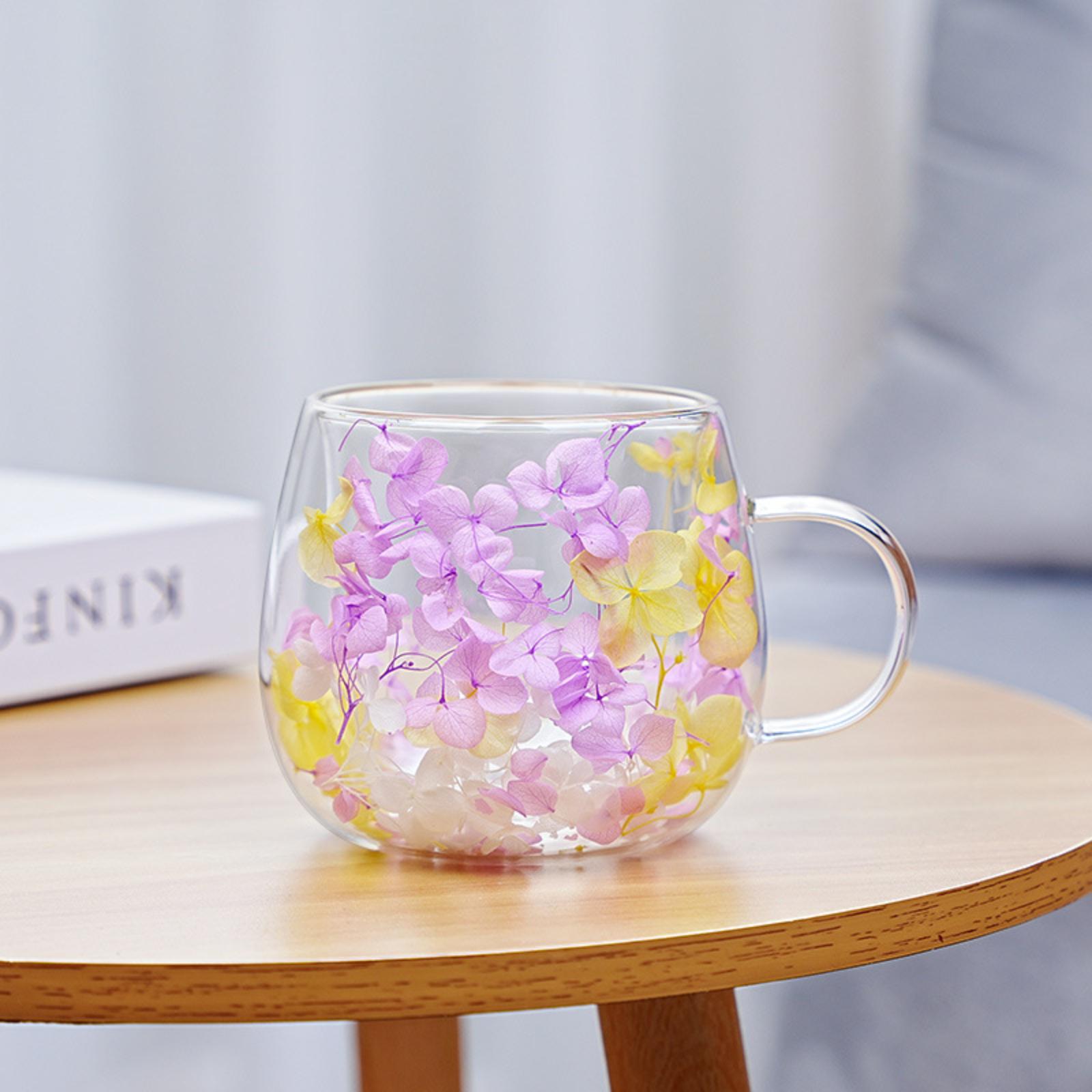 Кружка для питья из стекла с двойными стенками и ручкой
Кружка для питья из стекла с двойными стенками и ручкой