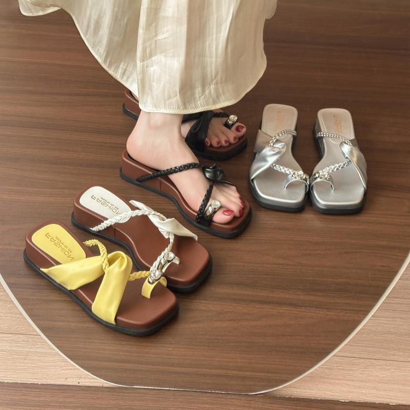 Thick bottom heel cover toe cool slippers women s summer wear new with skirt beach cool slippers 40 чорний
Thick bottom heel cover toe cool slippers women s summer wear new with skirt beach cool slippers 40 чорний