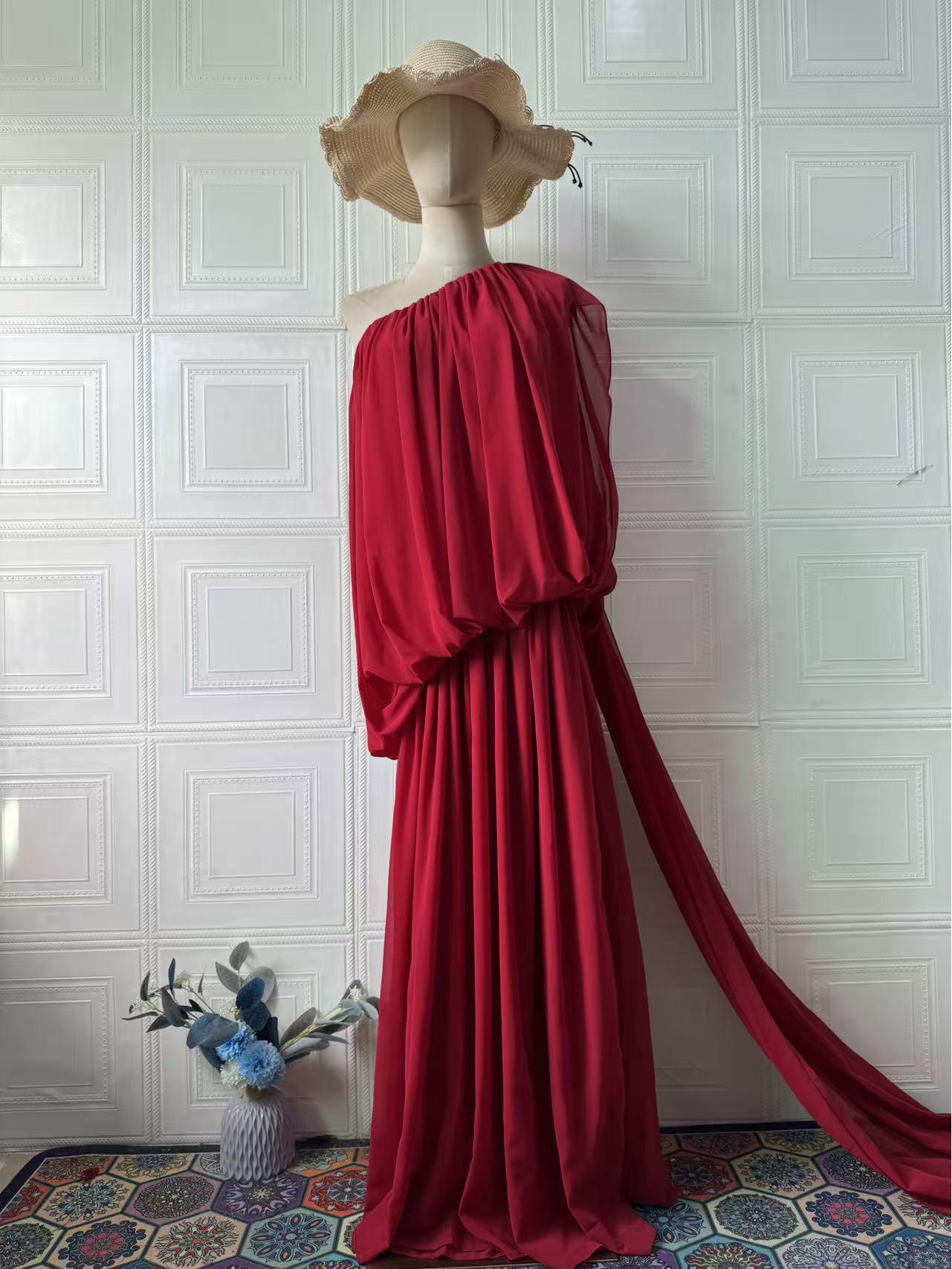 Elegant One-Shoulder Red Pleated Morning Robe with Flowing Long Skirt Large червоний
Elegant One-Shoulder Red Pleated Morning Robe with Flowing Long Skirt Large червоний