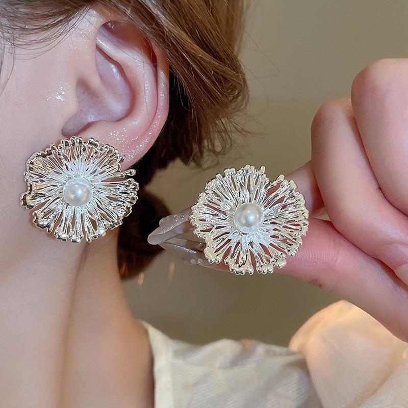 Light luxury exquisite high sense bright fireworks pearl stud earrings female elegant retro personality fashion temperament versatile earrings срібний
Light luxury exquisite high sense bright fireworks pearl stud earrings female elegant retro personality fashion temperament versatile earrings срібний