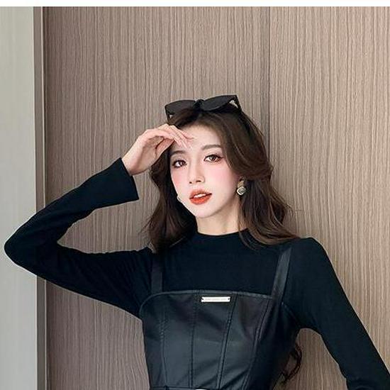 Women s Retro PU Leather Skirt & Camisole Dress Set, Long Sleeve, Waist-Cinched, Elegant Slimming Design for 2025 Autumn/Winter. Black Top Only
Women s Retro PU Leather Skirt & Camisole Dress Set, Long Sleeve, Waist-Cinched, Elegant Slimming Design for 2025 Autumn/Winter. Black Top Only