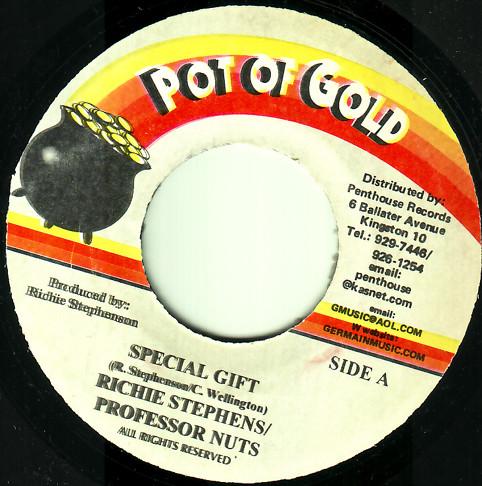 7inch Record RICHIE STEPHENS & PROFESSOR NUTS - Special Gift NONE Pot Of Gold 1999 Jamaica Reggae, Ska & Dub Used
7inch Record RICHIE STEPHENS & PROFESSOR NUTS - Special Gift NONE Pot Of Gold 1999 Jamaica Reggae, Ska & Dub Used