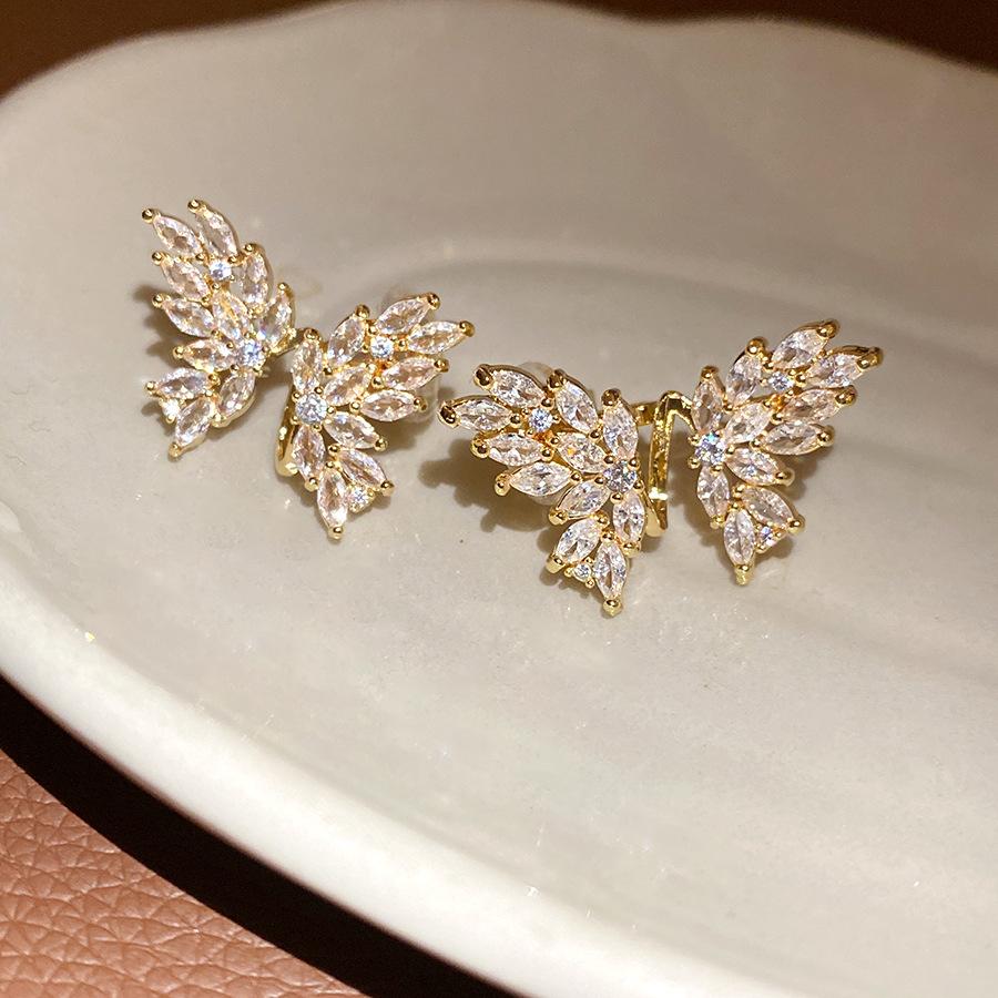 Silver needle zircon bow earrings women s exquisite fashion temperament earrings light luxury high-end earrings design sense niche
Silver needle zircon bow earrings women s exquisite fashion temperament earrings light luxury high-end earrings design sense niche