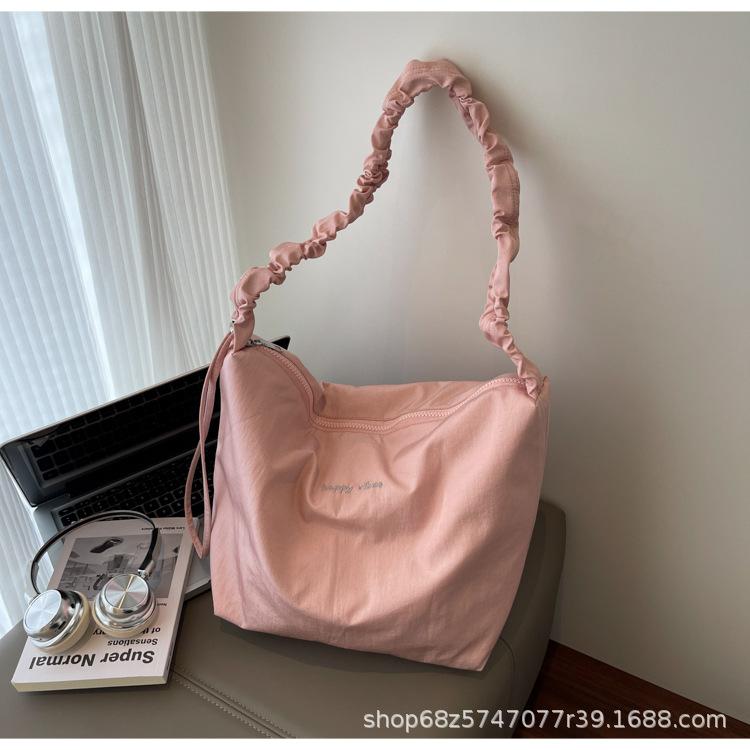Casual large-capacity nylon cloth bag women s 2025 new lightweight and simple crossbody bag commuter shoulder tote large bag розовый
Casual large-capacity nylon cloth bag women s 2025 new lightweight and simple crossbody bag commuter shoulder tote large bag розовый