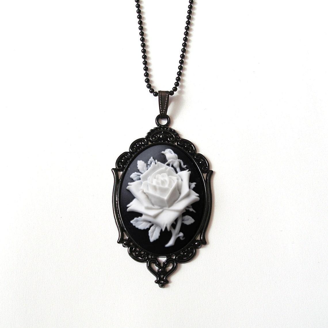 Retro Victoria Black Oval Stereo Relief Red Black Rose Flower Pendant Beaded Chain Necklace for Women Jewelry Accessories Gifts
Retro Victoria Black Oval Stereo Relief Red Black Rose Flower Pendant Beaded Chain Necklace for Women Jewelry Accessories Gifts