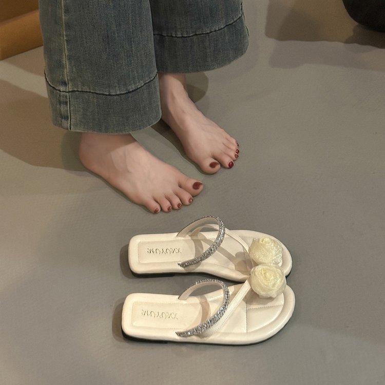 French flat-bottomed set of toe cool slippers for women s summer wear 2025 new soft-soled skirt temperament celebrity beach sandals 40
French flat-bottomed set of toe cool slippers for women s summer wear 2025 new soft-soled skirt temperament celebrity beach sandals 40
