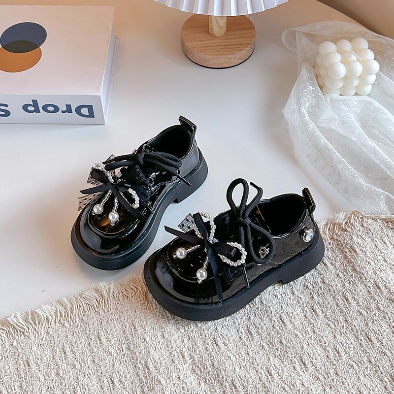 Girls small leather shoes2026New Spring and Summer Children s Rhinestone Bow Pearl Lace Bow Small Leather Shoes 26-30Code one hand5Double чорний
Girls small leather shoes2026New Spring and Summer Children s Rhinestone Bow Pearl Lace Bow Small Leather Shoes 26-30Code one hand5Double чорний