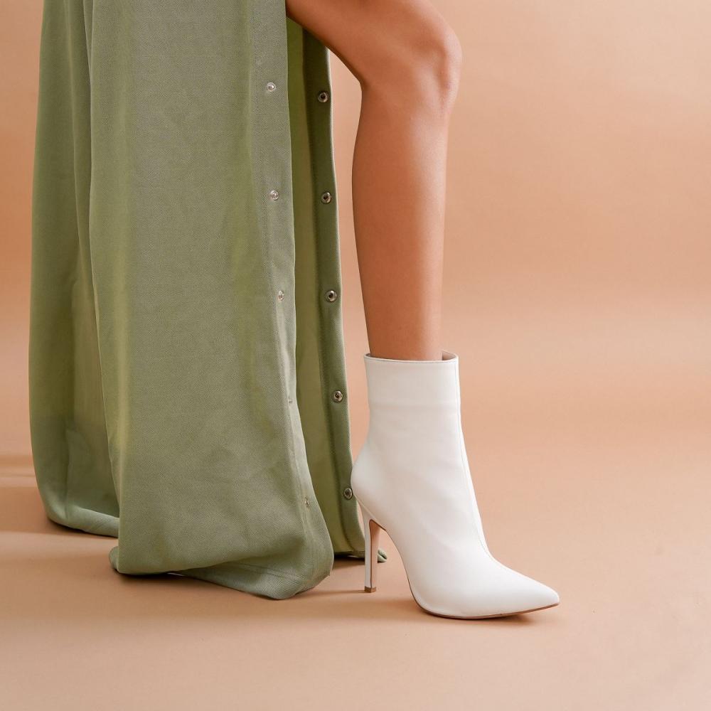 Женские белые кожаные сапоги на каблуке
Женские белые кожаные сапоги на каблуке