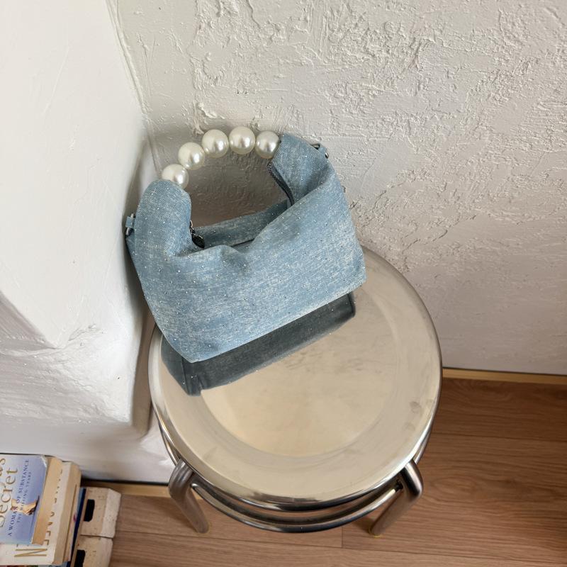 Джинсовая сумка женская летняя новая модная нишевая сумка-мессенджер на цепочке, высококлассная сумка-пельмень светло-синий
Джинсовая сумка женская летняя новая модная нишевая сумка-мессенджер на цепочке, высококлассная сумка-пельмень светло-синий