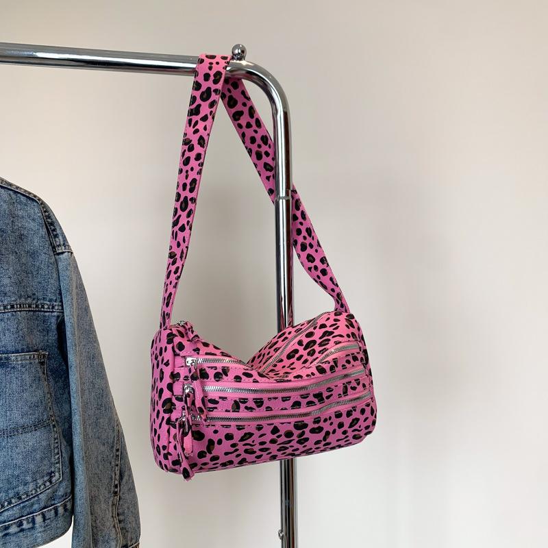 Сумка 2024 нова проста і модна тканинна сумка жіноча сумка через плече повсякденна персональна квадратна сумка велика сумка під пахвами рожевий червоний колір
Сумка 2024 нова проста і модна тканинна сумка жіноча сумка через плече повсякденна персональна квадратна сумка велика сумка під пахвами рожевий червоний колір