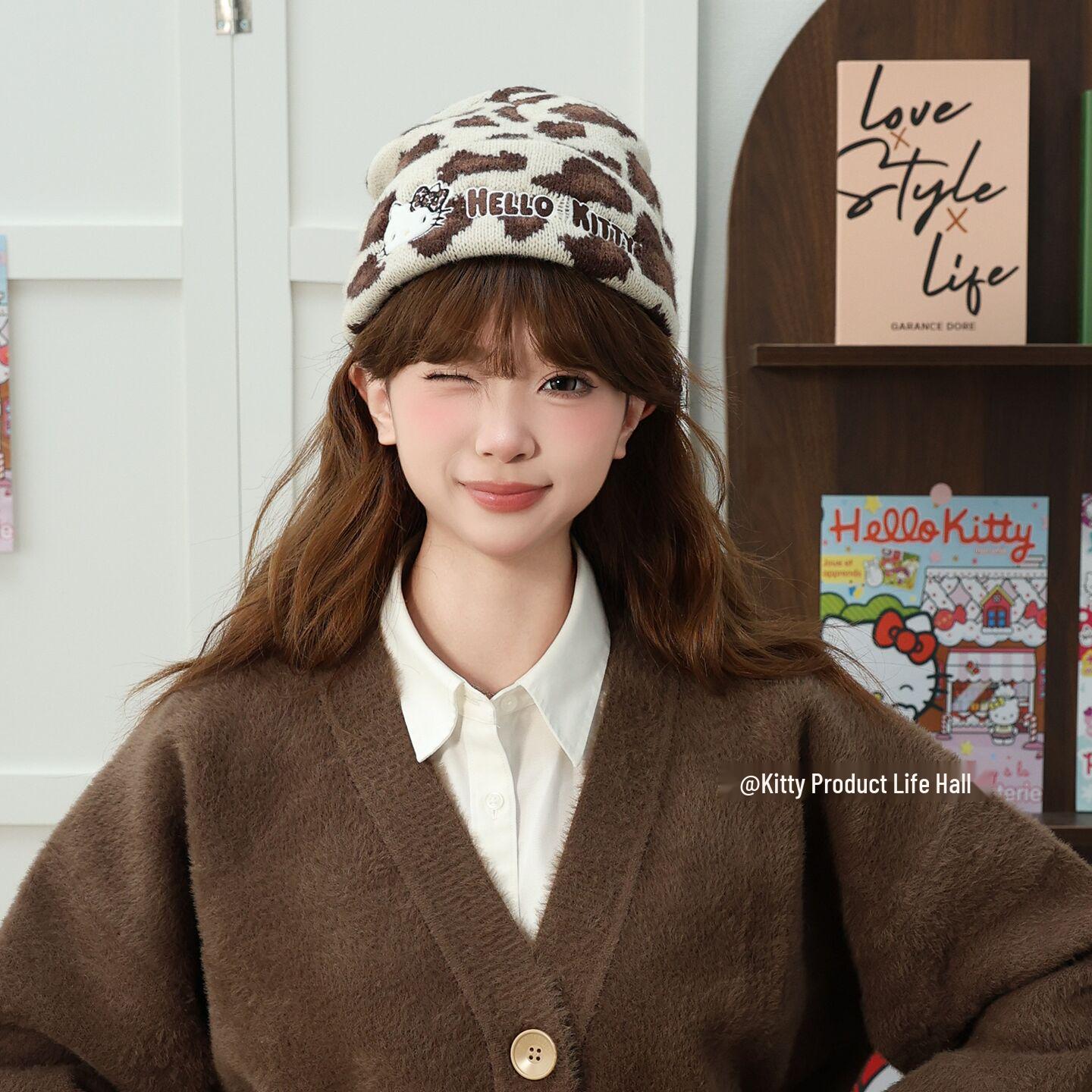 Набор шарф и шапка с леопардовым принтом Sanrio - Милый и универсальный девчачий подарок
Набор шарф и шапка с леопардовым принтом Sanrio - Милый и универсальный девчачий подарок