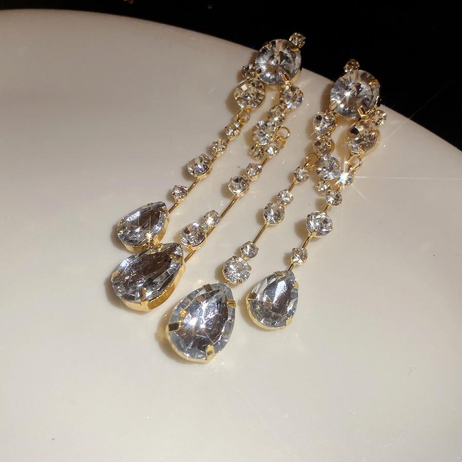 European and American new silver needle diamond drop pendant earrings light luxury high-end stud earrings design fashion exquisite earrings
European and American new silver needle diamond drop pendant earrings light luxury high-end stud earrings design fashion exquisite earrings