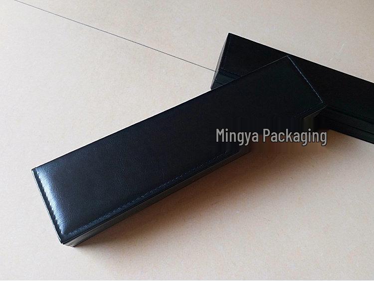 Длинная черная шкатулка для часов и ювелирных изделий из ПУ-кожи с логотипом
Длинная черная шкатулка для часов и ювелирных изделий из ПУ-кожи с логотипом