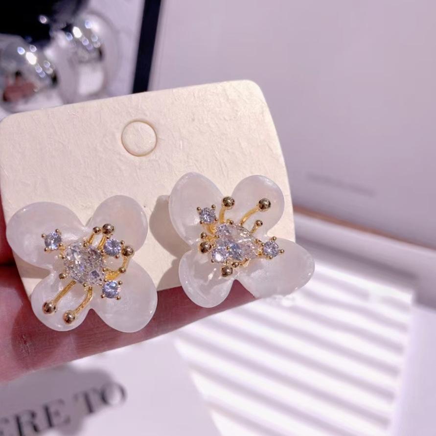 Resin flower earrings, fashionable and exquisite stud earrings, sweet and fresh versatile earrings.
Resin flower earrings, fashionable and exquisite stud earrings, sweet and fresh versatile earrings.