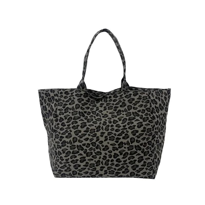 Модна нейлонова застібка Дизайнерська сумка з візерунком пантера Модна сумка через плече М’яка універсальна сумка для приміських поїздок темно-сірий колір
Модна нейлонова застібка Дизайнерська сумка з візерунком пантера Модна сумка через плече М’яка універсальна сумка для приміських поїздок темно-сірий колір