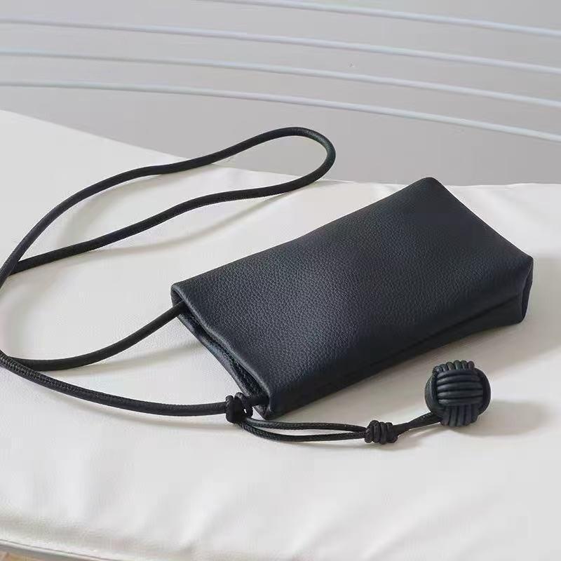 Elegant Vertical Handbag Golden-Tone Hardware - Detachable Woven-like Strap
Elegant Vertical Handbag Golden-Tone Hardware - Detachable Woven-like Strap