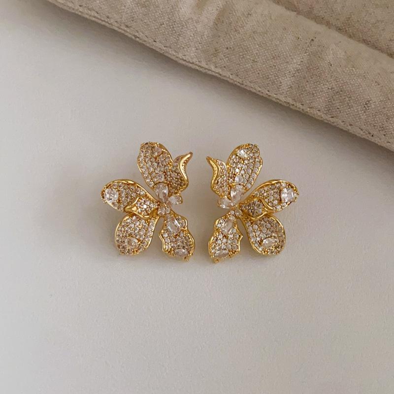 Silver needle zircon flower stud earrings, simple and fashionable personality, exquisite earrings, light luxury, high-end earrings,design sense, niche
Silver needle zircon flower stud earrings, simple and fashionable personality, exquisite earrings, light luxury, high-end earrings,design sense, niche