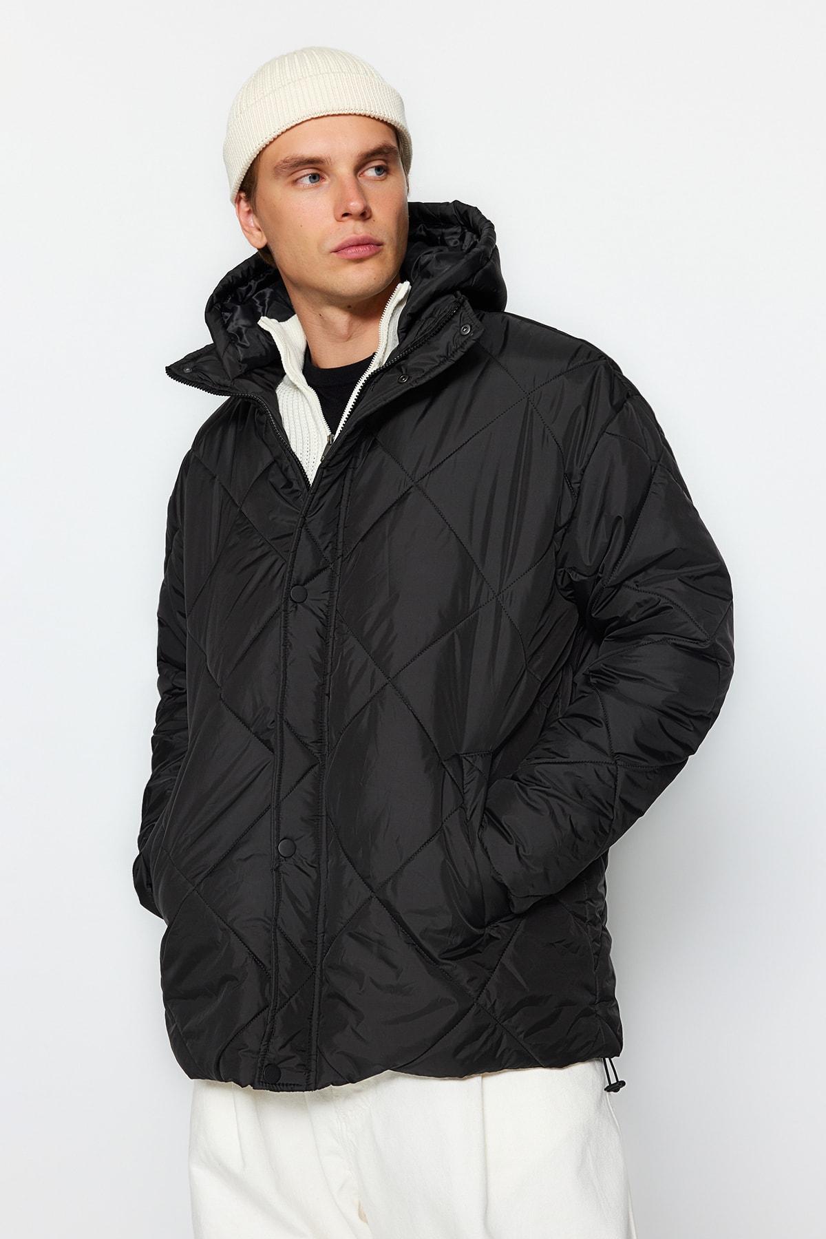 Черное мужское легкое стеганое пальто oversize с капюшоном, устойчивое к воде и ветру TMNAW24MO00006..
Черное мужское легкое стеганое пальто oversize с капюшоном, устойчивое к воде и ветру TMNAW24MO00006..