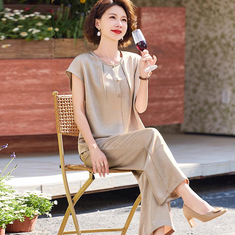 Mom’s Summer Fashion: Elegant Two-Piece Slimming Set for Middle-Aged & Elderly Women 5XL
Mom’s Summer Fashion: Elegant Two-Piece Slimming Set for Middle-Aged & Elderly Women 5XL
