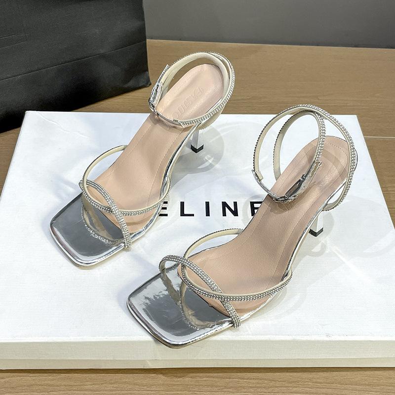 Босоножки летние французская мода новые квадратный носок темперамент стразы ремешок с пряжкой на одно слово шпилька женские босоножки 40 серебряный
Босоножки летние французская мода новые квадратный носок темперамент стразы ремешок с пряжкой на одно слово шпилька женские босоножки 40 серебряный