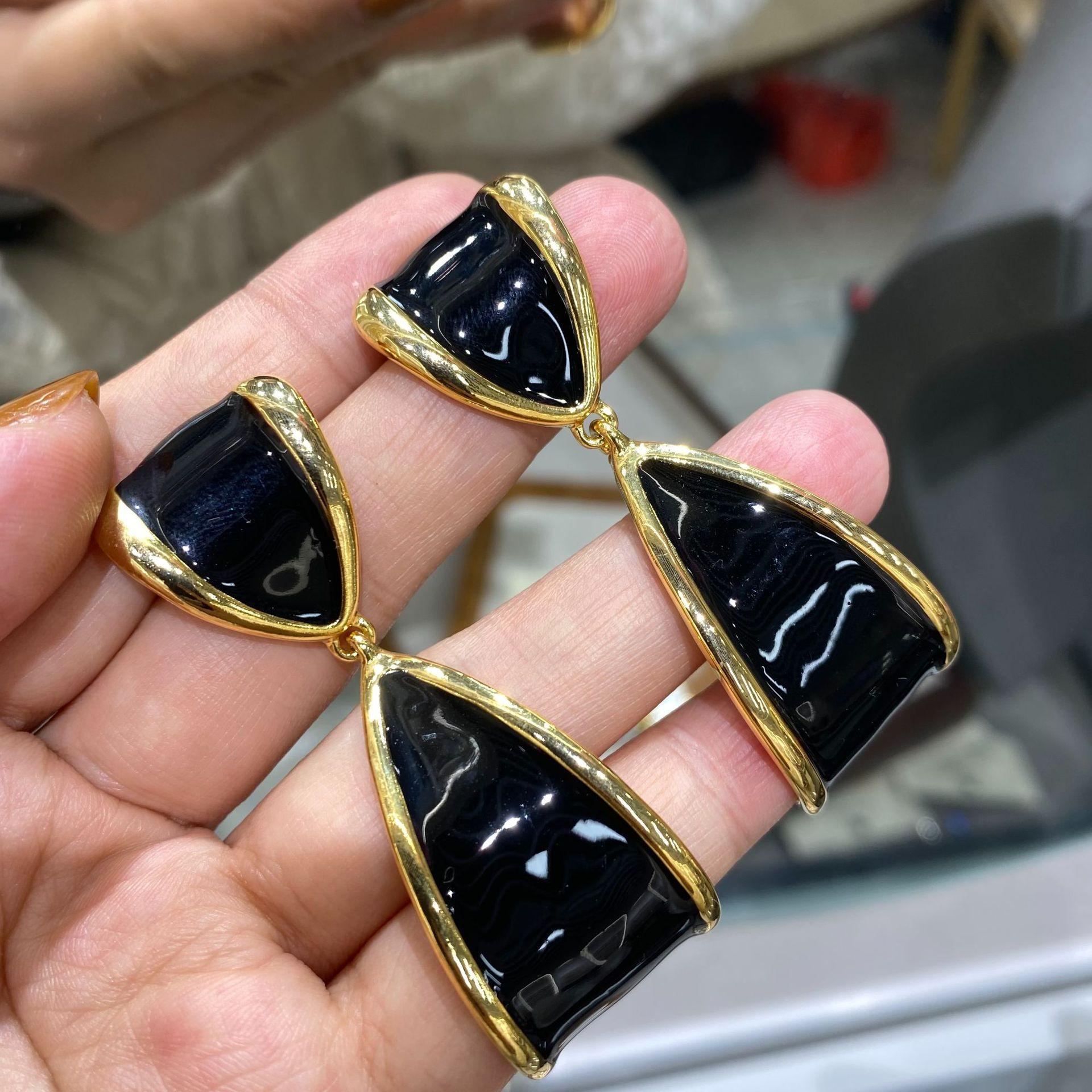 Dripping Oil Long Earrings Retro Thin Versatile Temperament Earrings Fashion Classic Niche Exquisite Earrings Women
Dripping Oil Long Earrings Retro Thin Versatile Temperament Earrings Fashion Classic Niche Exquisite Earrings Women
