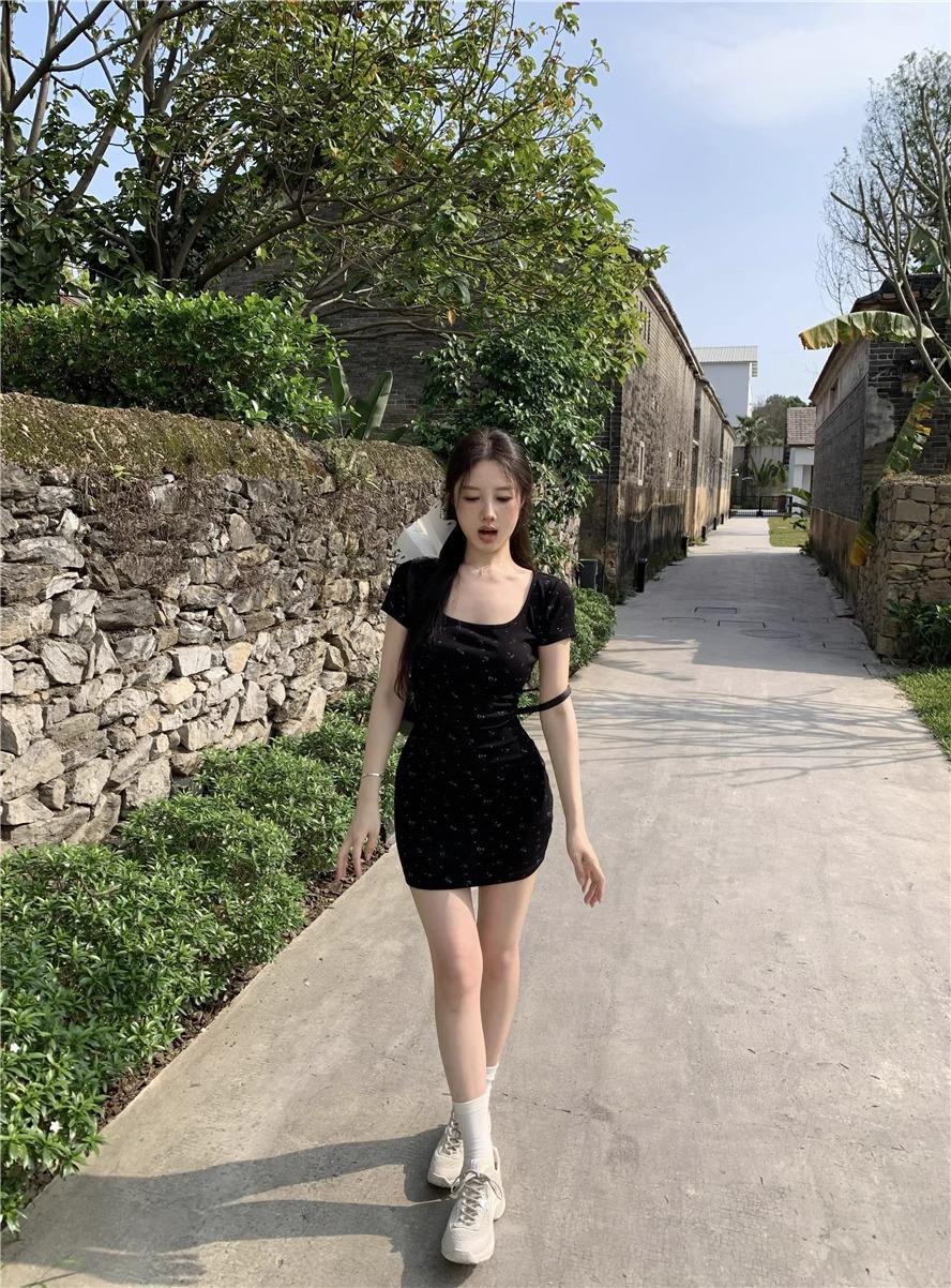 New black U-neck floral long dress summer women s French slim temperament hip skirt XS
New black U-neck floral long dress summer women s French slim temperament hip skirt XS