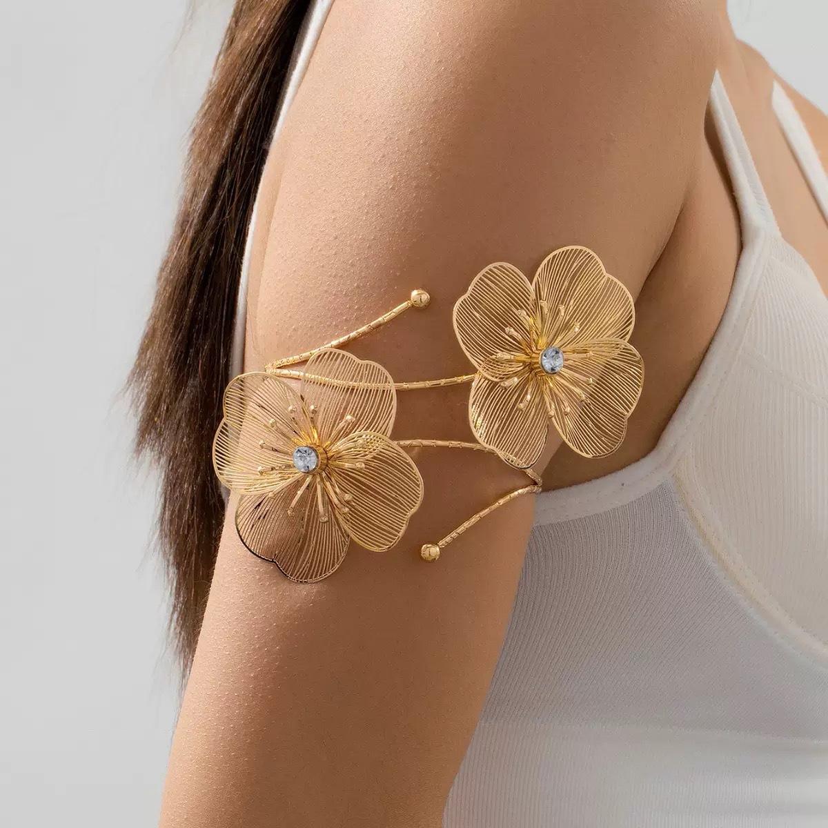 Hot-selling flower bracelet arm bracelet hollow flower bracelet simple design versatile jewelry women s arm 
Hot-selling flower bracelet arm bracelet hollow flower bracelet simple design versatile jewelry women s arm