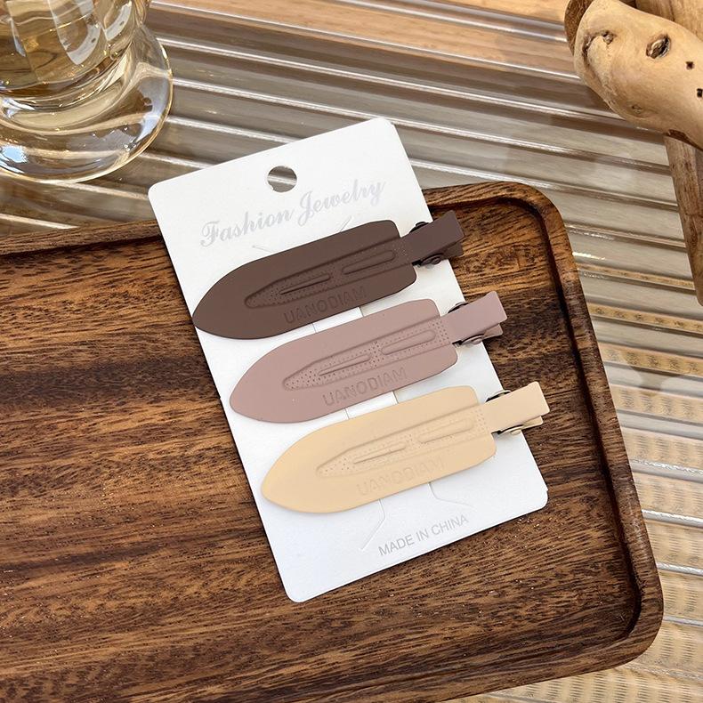 2023 Кавовий колір Безслідна шпилька Жіноча бічна чубчик качиний дзьоб затискач чиста червона шпилька затискач затискач для головного убору bb затискач
2023 Кавовий колір Безслідна шпилька Жіноча бічна чубчик качиний дзьоб затискач чиста червона шпилька затискач затискач для головного убору bb затискач