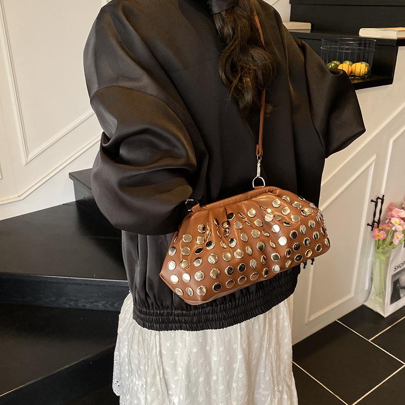 2025 retro versatile women s bag shoulder messenger bag clutch bag rivet bag niche design punk shell bag чорний
2025 retro versatile women s bag shoulder messenger bag clutch bag rivet bag niche design punk shell bag чорний