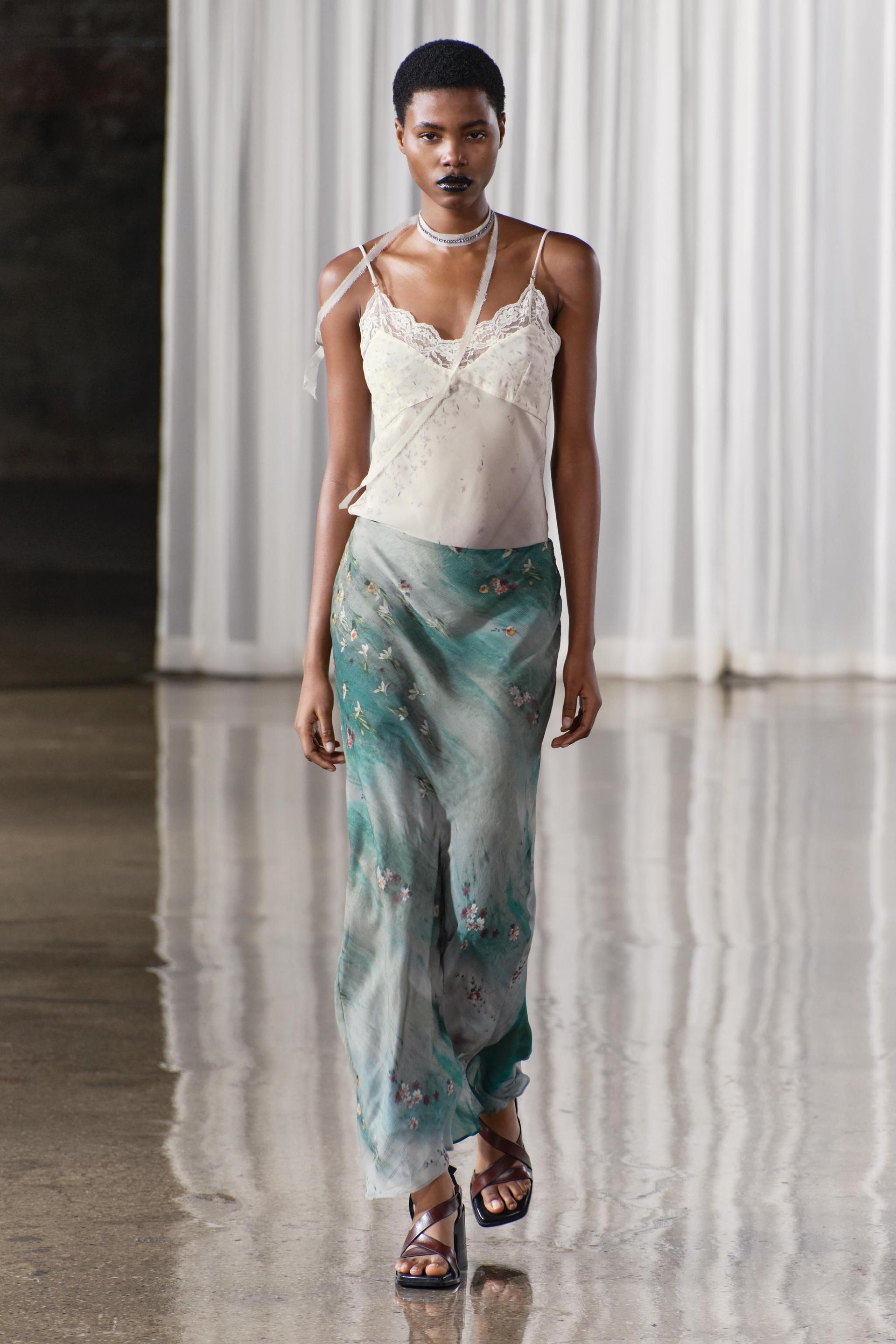 КРУЖЕВНОЙ ТОП С ЦВЕТОЧНЫМ ПРИНТОМ
КРУЖЕВНОЙ ТОП С ЦВЕТОЧНЫМ ПРИНТОМ