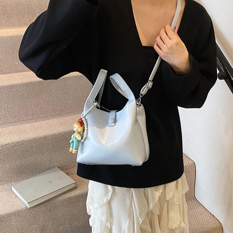 Premium texture fashionable simple handbag women s 2025 summer new niche messenger bucket bag
Premium texture fashionable simple handbag women s 2025 summer new niche messenger bucket bag