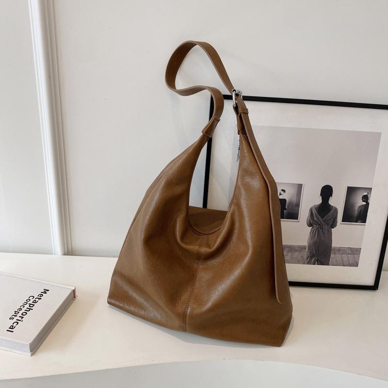 Large-capacity commuter bag women s spring and summer new niche retro shoulder bag simple messenger tote bag
Large-capacity commuter bag women s spring and summer new niche retro shoulder bag simple messenger tote bag