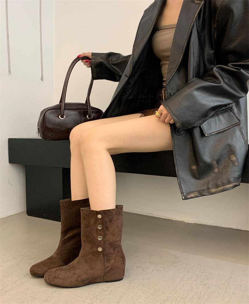 2025 autumn and winter new button two wear lazy retro inner height increase versatile Martin boots suede square head versatile short boots 40 темно-коричневого
2025 autumn and winter new button two wear lazy retro inner height increase versatile Martin boots suede square head versatile short boots 40 темно-коричневого