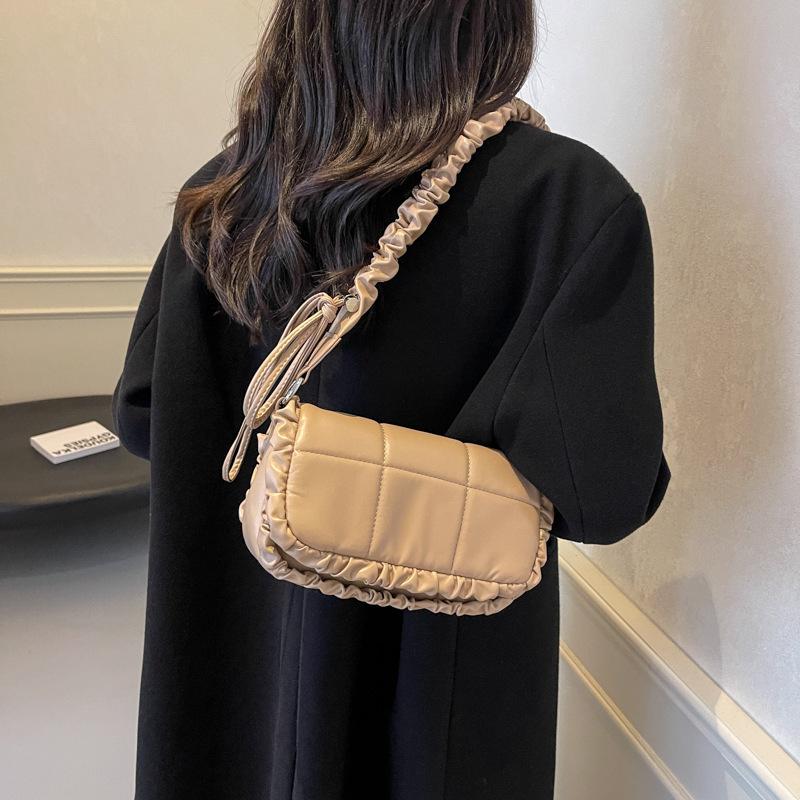 Нишевая простая текстурная маленькая сумка женская плиссированная маленькая квадратная сумка 2025 осень и зима популярная модная сумка на плечо хаки
Нишевая простая текстурная маленькая сумка женская плиссированная маленькая квадратная сумка 2025 осень и зима популярная модная сумка на плечо хаки