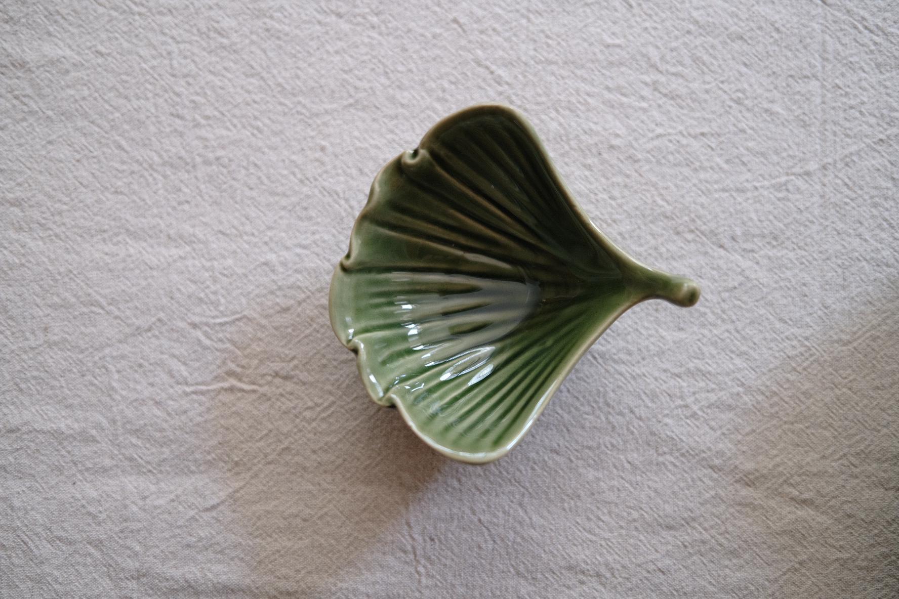 Leaf Ceramic Plate: Versatile for Snacks, Salads, Desserts, and Dining Table Decor
Leaf Ceramic Plate: Versatile for Snacks, Salads, Desserts, and Dining Table Decor