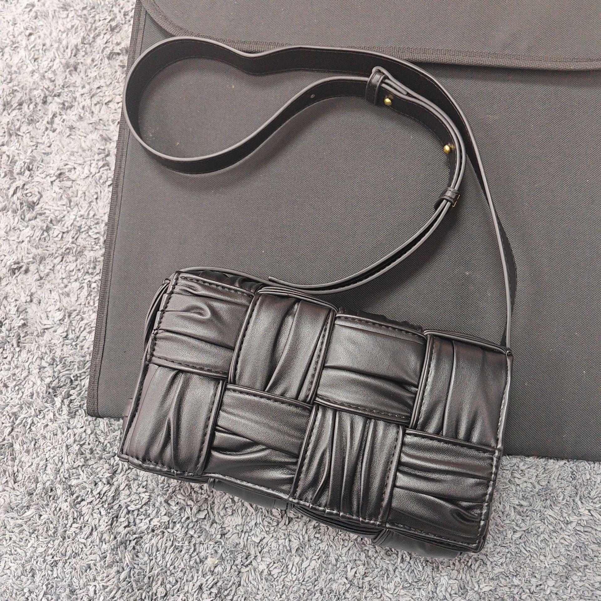 Woven Bag Women S Autumn Large-Capacity Shoulder Messenger Bag Checkered Pleated Women S Bag 28*6*16 CM чорний
Woven Bag Women S Autumn Large-Capacity Shoulder Messenger Bag Checkered Pleated Women S Bag 28*6*16 CM чорний