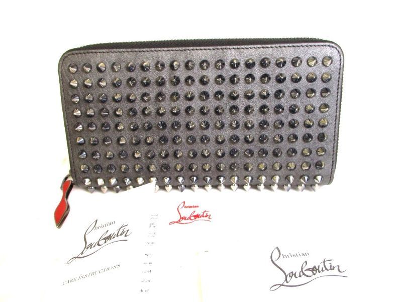 Автентичний гаманець Christian Louboutin Panettone Gun Metal Leather Spikes Round Zip Wallet #9302 Refurbished
Автентичний гаманець Christian Louboutin Panettone Gun Metal Leather Spikes Round Zip Wallet #9302 Refurbished