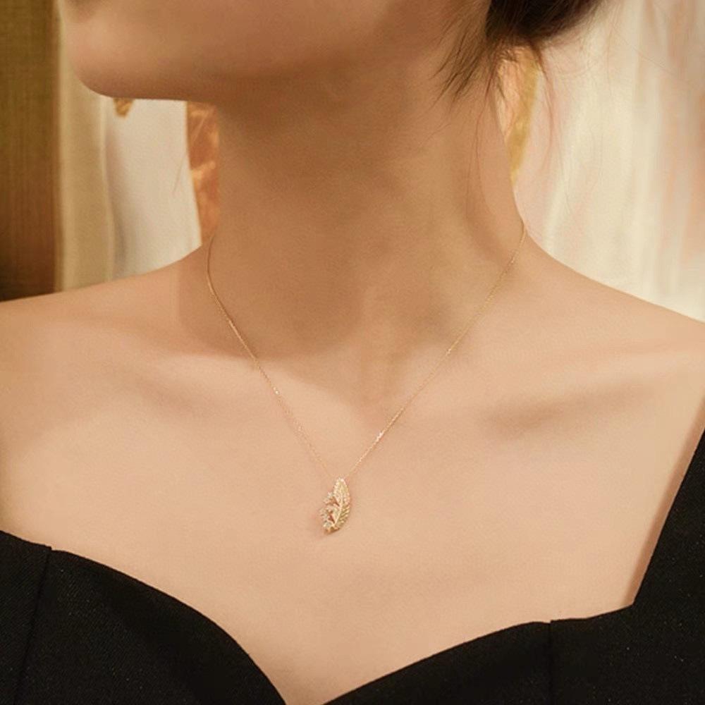 Gold-Plated s925 Sterling Silver Feather Pendant Necklace for Women - Elegant and Soft Clavicle Chain Design. 925 Silver
Gold-Plated s925 Sterling Silver Feather Pendant Necklace for Women - Elegant and Soft Clavicle Chain Design. 925 Silver