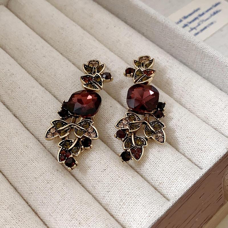 Medieval vintage jewelry retro leaf diamond necklace court style high sense collarbone chain fashion necklace women
Medieval vintage jewelry retro leaf diamond necklace court style high sense collarbone chain fashion necklace women