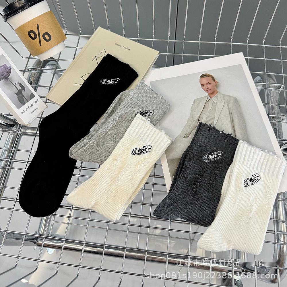 2024 Autumn European-Style Trendy Minimalist Mid-Calf Socks with Personalized Reverse Stitch Embroidery and Ripped Design. One Size темно-сірий
2024 Autumn European-Style Trendy Minimalist Mid-Calf Socks with Personalized Reverse Stitch Embroidery and Ripped Design. One Size темно-сірий