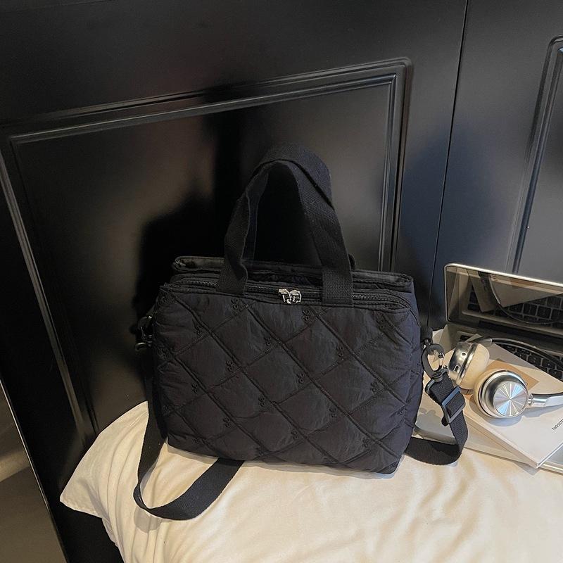 Spring New Diamd Quilted Top Handle Bag Korean Bow Embroidery Casual and Simple Shoulder Bag for Women Commuting Cott Bag чёрный
Spring New Diamd Quilted Top Handle Bag Korean Bow Embroidery Casual and Simple Shoulder Bag for Women Commuting Cott Bag чёрный